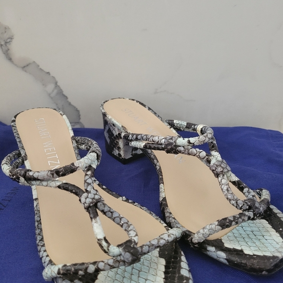 Stuart Weitzman Sandal. Blue  Printed Boa. Size 6. - Picture 4 of 4